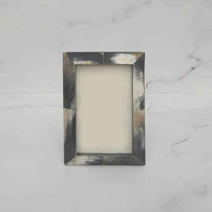 Marco de Fotos de Madera Hecho a Mano con Incrustaciones Triangulares en Rosa Pálido, Nogal y Marfil, Decoración Contemporánea - Product Image 3