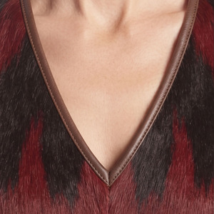 เสื้อกั๊กหนังวัวแท้สำหรับผู้หญิง แบบมีซิป คอวี แต่งขนวัว - Product Image 5