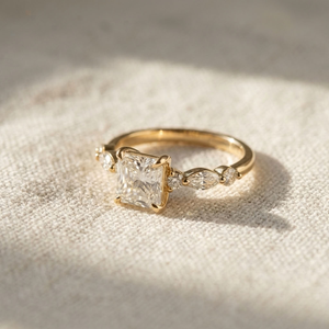 Anillo de Compromiso de Diamante Cultivado en Laboratorio con Corte Princesa en Oro Amarillo para Mujer, con Diamantes Laterales, Certificado IGI, Moderno, para Regalo de Boda o Fiesta - Product Image 2