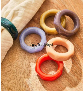 Anneau de serviette élégant et classique en résine, fait main, durable, écologique, pour la décoration de table de mariage par Tradebyd - Product Image 1