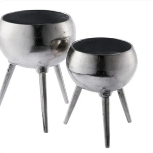 Ensemble de deux vases trépieds argentés faits à la main en métal pour plantes et fleurs, idéal pour les célébrations de mariage - Product Image 1