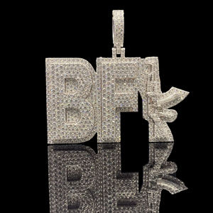 Pendentif Royal Urbain en CZ givré de qualité supérieure - Product Image 1