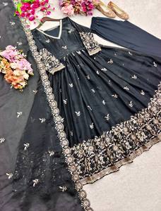 Ensemble Sharara en soie noire brodée avec dupatta, tenue traditionnelle indienne et pakistanaise pour femmes, coupe ample, longueur au sol, toutes saisons - Product Image 1