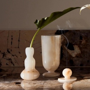 Vase de table artisanal de luxe en résine crème écologique, fait main, moderne, à rayures irrégulières, pour centre de table de salle à manger - Product Image 2