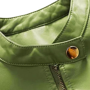 Blouson moto slim rouge en cuir véritable pour femme, imperméable, respirant, avec fermeture éclair, style décontracté, double poche, vente en gros, personnalisable - Product Image 4