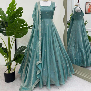 Magnifique robe en fil de soie avec travail de sequins, bas de robe et ensemble dupatta - Product Image 1