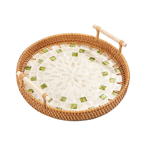 Plateau rond en rotin tressé à la main avec incrustation de mosaïque verte et poignées robustes en bois, disponible à prix de gros. - Product Image 1