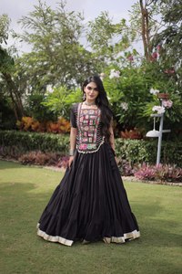 ชุดเดรสผ้าคอตตอนดีไซน์เนอร์นิว โครา พร้อมเสื้อปะติดปะต่อและเลเฮนกา ลุคแบบงานงานนาวรัตรี ชุดพิเศษ - Product Image 4