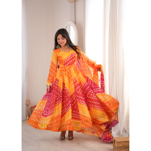 Ensemble de robe Kali en organza Tebby imprimé festif avec dupatta décorative assortie de quatre mètres pour célébrations féminines - Product Image 3