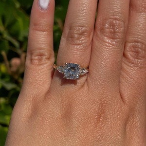 Bague de fiançailles en moissanite radiant 1,5 carat, pierres latérales en forme de poire, alliance inspirée de la nature - Product Image 6