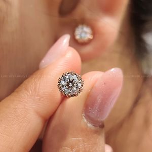 Boucles d'oreilles clous uniques en platine 950 avec diamants de laboratoire taille brillant rond 1,00 carat total EF VS, articles de prestige - Product Image 2