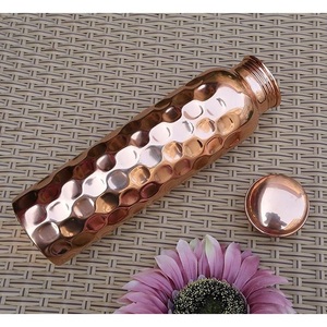 Auténtica Jarra de Agua de Cobre Martillado de la India con Tapa Hermética, Botella de Hidratación de Metal Puro - Product Image 1