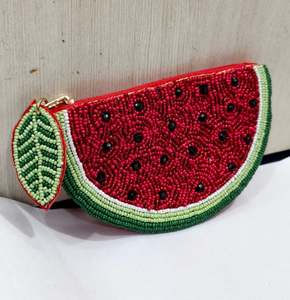 Pochette rectangulaire en tissu brodée de fleurs rouges avec porte-clés doré et fermeture éclair, idéale pour les soirées - Product Image 2