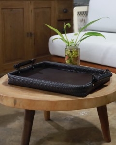 Bandeja Rectangular de Mimbre Sintético con Asas de Madera, Diseño Geométrico Moderno - Product Image 1