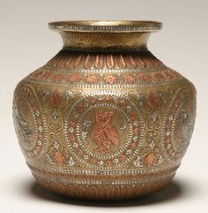 Olla kalash antigua de metal bicolor estilo Ganga-Jamuna con grabados florales y un motivo de búho, disponible al por mayor. - Product Image 1