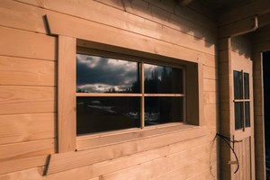 Sauna extérieur en bois de style chalet pour 6 à 8 personnes - Cabine de sauna en pin naturel avec toit en pente et panneaux de verre en treillis - Product Image 2