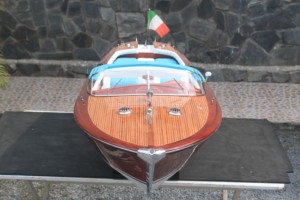 Modèle de bateau rapide italien en bois RIVA AQUARAMA X à l'échelle 1:5 - Artisanat peint durable de forme irrégulière pour la décoration - Product Image 5