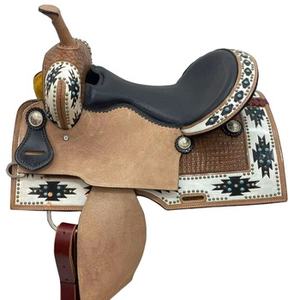 Silla de montar western de nuevo estilo, hecha a mano, de cuero genuino, tipo barril, con cincha ancha y duradera para equitación. - Product Image 4