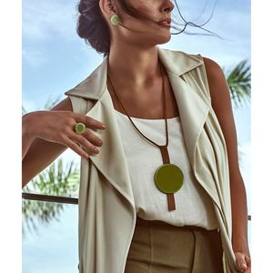 Collar de Resina Artístico Hecho a Mano por Artesanos Expertos que Agrega Encanto Contemporáneo a los Atuendos Diarios - Product Image 1