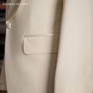 Costume de mariage de luxe pour homme - Smoking blanc sur mesure 2 pièces « Silver Moonlight » |   Veste et pantalon - Product Image 4