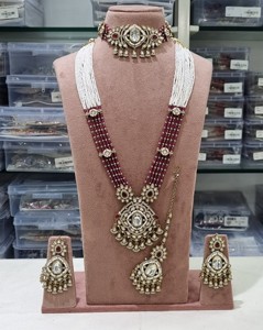Parure de bijoux de mariée traditionnelle Kundan avec collier long, boucles d'oreilles, mang tika, perles de rocaille multirangs et perles perlées - Vente en gros - Product Image 5
