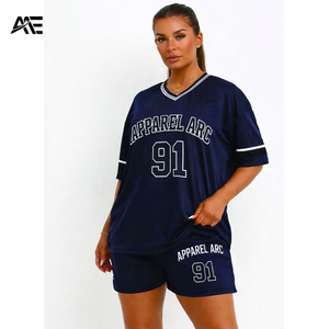 ชุดเซ็ตเสื้อยืดโอเวอร์ไซส์และกางเกงขาสั้นสำหรับผู้หญิง สไตล์สปอร์ต คอวี พิมพ์ลายตัวเลข สตรีทแวร์ รับผลิตแบบ OEM ODM ขายส่ง - Product Image 1