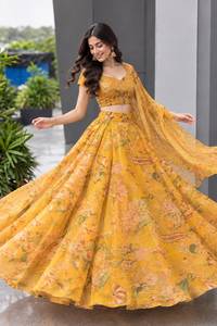 Ensemble prêt-à-porter de lehenga en organza imprimé numériquement par un designer, avec chemisier imprimé en organza et dupatta en georgette. - Product Image 4