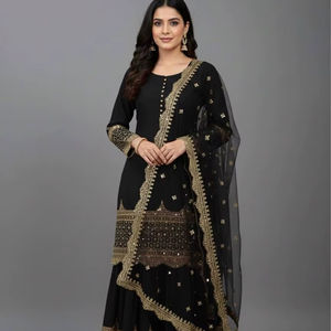 Ensemble de kurta moderne en soie froissée trois pièces pour femmes avec broderies lourdes, séchage rapide, idéal pour les mariages et les occasions festives - Product Image 1