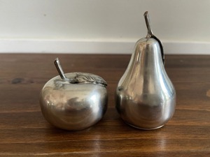 Salière et poivrière en métal argenté en forme de fruit, élégante et créative, accessoire de table pour la maison et les cafés, provenant d'Inde. - Product Image 2