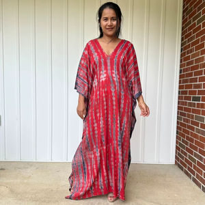 Robe longue kaftan tie-dye rouge, noir et gris, style tropical, vêtements de luxe pour la détente et les vacances - Product Image 1