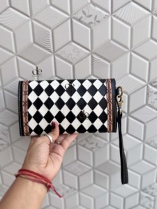 Étui de téléphone en cuir sculpté à la main par un designer unique 2026, motif damier élégant, portefeuilles multi-usages pour femmes - Product Image 2