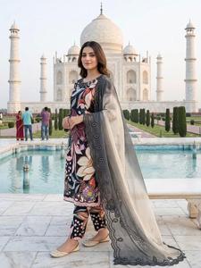 Ensemble prêt-à-porter entièrement cousu : haut en mousseline imprimé avec broderie et découpe de designer, pantalon imprimé et dupatta en organza. - Product Image 2