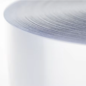 Lámina de APET/PE (Peel) / Rollo de Película Rígida con Recubrimiento de Silicona de Alto Brillo, Grado Alimenticio, Termoformable, para Envasado de Alimentos, 500micx560mm - Product Image 1