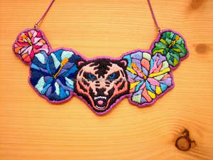 Collar bordado de cuentas de cristal delicado hecho a mano para mujer, joyería ligera y hermosa para uso diario y eventos - Product Image 3