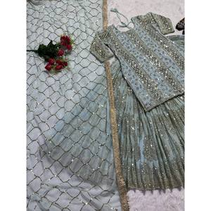 Ensemble Lehenga de créateur pour femmes avec bordure fantaisie comprenant un haut et Dupatta - Product Image 5