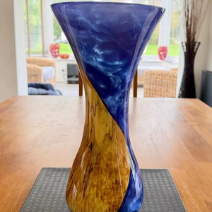 Elegante tazón grande hecho a mano con madera y resina, elaborado con madera de primera calidad y acabado de resina brillante, perfecto para servir. - Product Image 1