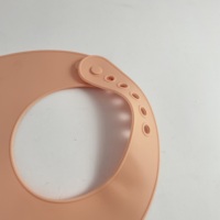 Bavoir bébé en silicone imperméable |   Qualité alimentaire |   Finition mate |   Attrape-aliments réglable |   Compatible lave-vaisselle |   6-36 mois