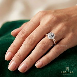 Bague pour femme en or rose avec diamant taille ovale, diamant rond brillant, diamant de laboratoire, design croisé torsadé et pierres pavées latérales, cadeau romantique - Product Image 1
