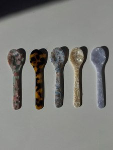 ชุดช้อนส้อมเรซิ่น ช้อน ตะเกียบ มีด ช้อนเสิร์ฟ ตะเกียบเสิร์ฟ มีดเสิร์ฟ ชุดช้อนส้อมครัว ชุดช้อนส้อมบนโต๊ะอาหาร ชุดช้อนส้อมตกแต่ง 2 ชิ้น - Product Image 2