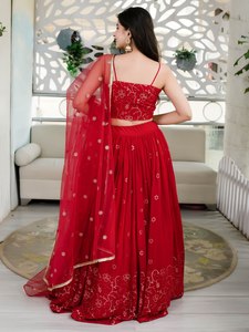 Robe de soirée rouge brodée en satin floral coupe trapèze, style Lehenga Choli avec dupatta en filet, taille empire, style Banarasi, pour réception de mariage - Product Image 3