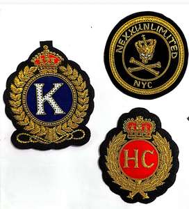 Parche de Escudo Personalizado Bordado a Mano con Hilo Metálico de Lujo Premium, Efecto 3D en Relieve, Acabado Resistente al Agua para Uniformes y Blazers - Product Image 1