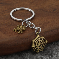 Llavero de aleación con diseño de telaraña calada y cadena para decoración de mochila de Halloween