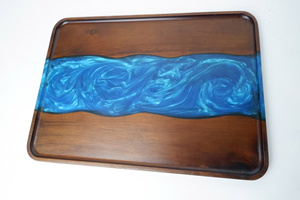 Plateau de service rectangulaire en bois avec motif vague en résine bleue, finition laquée, artisanat décoratif fabriqué au Vietnam - Product Image 4