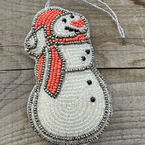 Ornement de Noël bonhomme de neige festif décor d'arbre de vacances finement perlé accessoire d'hiver fait à la main avec argent blanc et rouge - Product Image 1