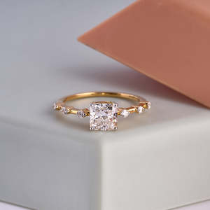 แหวนเพชรทรงเรเดียนท์สีเหลืองทองทันสมัย ประดับด้วยเครื่องประดับชั้นดี - Product Image 1