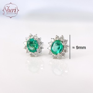 [Sheri Jewels] Pendientes de tuerca clásicos de oro blanco macizo de 18 quilates con forma ovalada y halo de esmeraldas naturales y diamantes para mujer - Regalo - Product Image 2