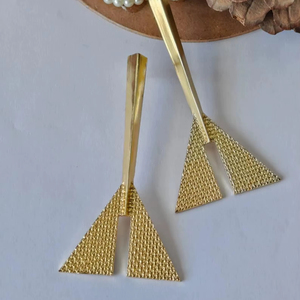 Boucles d'oreilles géométriques en laiton plaqué or, forme irrégulière moderne, bijoux artisanaux en métal - Product Image 1