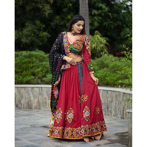 Lehenga choli งานกระจกพิมพ์ดิจิตอลผ้าไหมเนยแบบดั้งเดิมกับ dupatta Maroon - Product Image 1