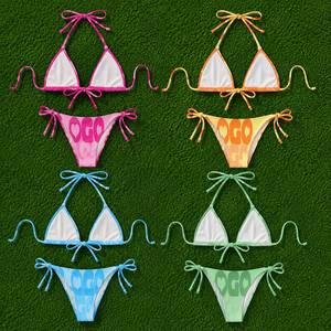 Conjunto de bikini triangular con estampado de logotipo colorido para mujer, traje de baño de 2 piezas con cuello halter, braguita con lazo lateral y detalle de cordón - Product Image 3