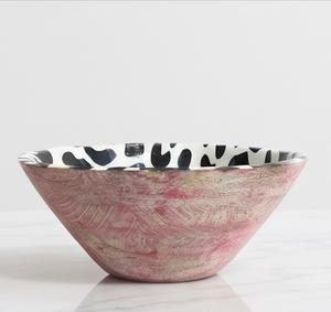 Tazón de cerámica tallado a mano, contemporáneo, exterior rosa, interior con estampado de vaca en blanco y negro, para uso doméstico. - Product Image 1